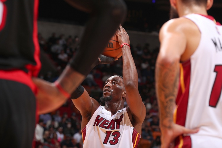 网站入口-韦德：阿德巴约前三节发挥完美 但人们只盯着变成闹剧的最后5分钟